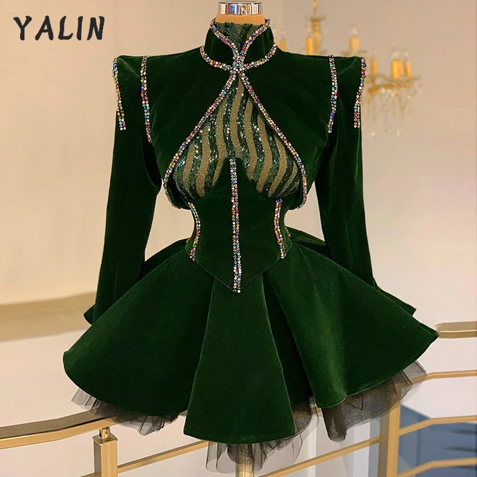 Prispôsobené tmavo zelené velorské korálkové kokteily Charming A-line kryštály s dlhými rukávmi formálne večierky župan