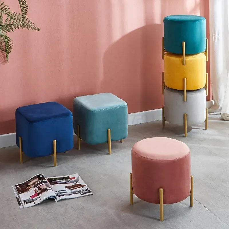 Prispôsobené zamatové dresingové stoličky Zlatá noha Tassel make -up lavica otvorená osmanská Pouf pre domáci módny nábytok