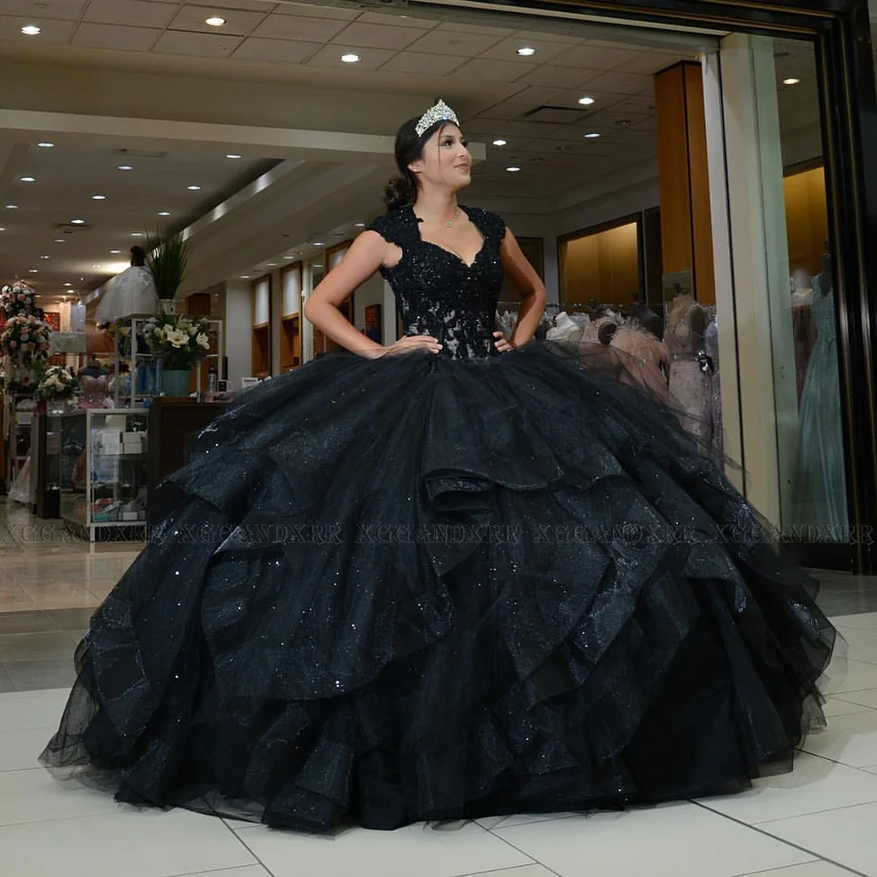 Prispôsobené čierne šaty Quinceanera 2025 Ball Gown Pageant Sweet 16 Šaty čipkované vrstvy lastúry narodeniny Vestido de 15 ANO