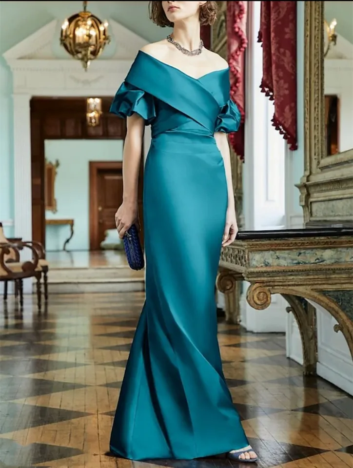 Prispôsobený elegantný dlhý satén mimo ramena Matka nevesty šaty morská panna s krátkym rukávom Pleats pre ženy