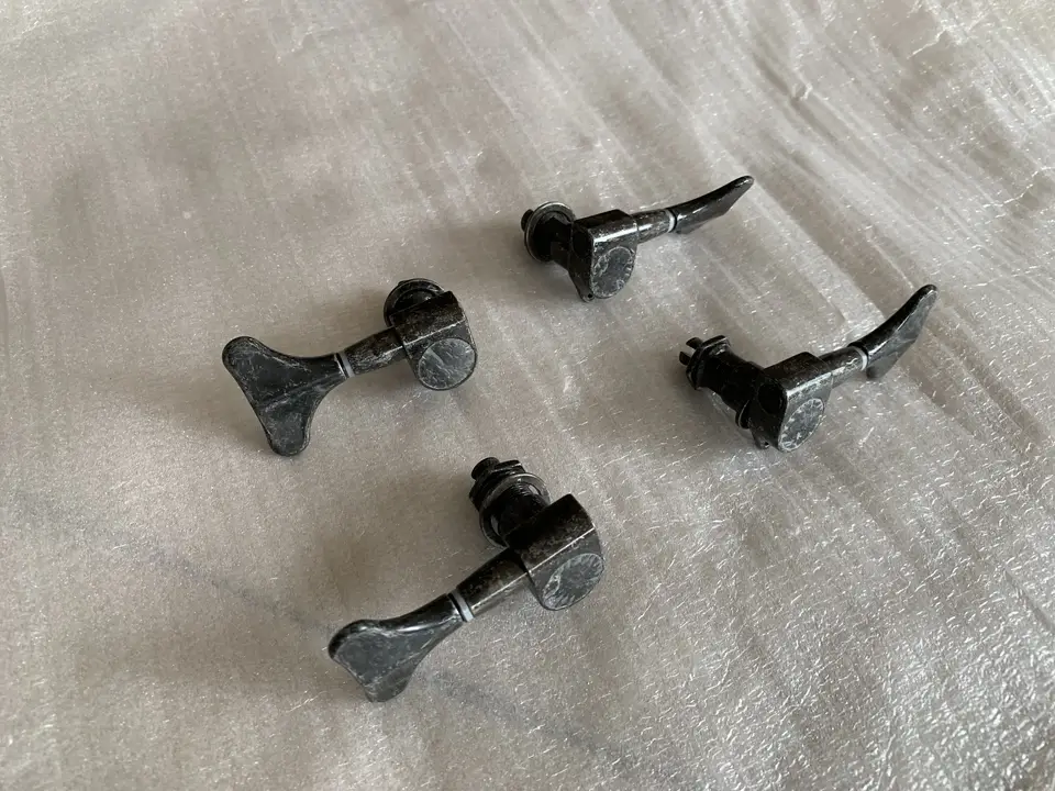 Profesionálne strojové tunery Tuning PEG (2R+2L) pre elektrické basové gitary Relic nikel strieborná farba