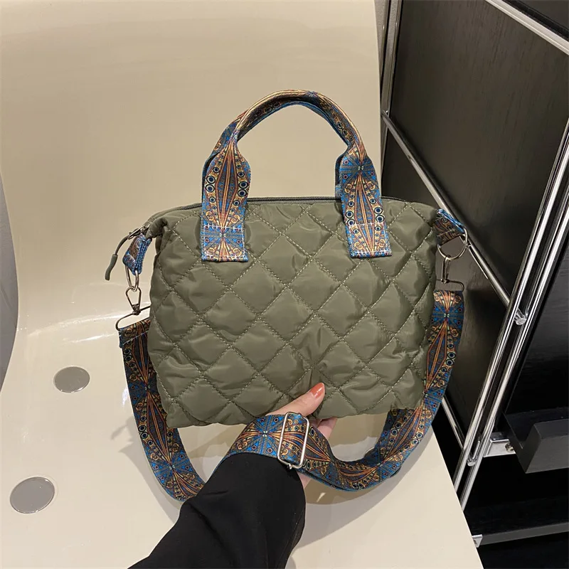 Príležitostné prešívanie Puffer tote tašku Čalúnené dámske kabelky Široký popruh krížový taška Bylon Small Shopper Bag 2024 teplá zima