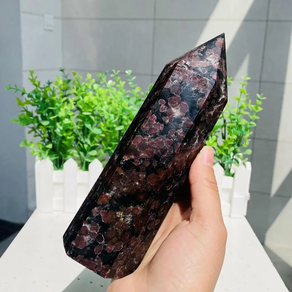 Prírodné granáty a ohňostroj Obelisk Quartz Crystal Reiki Wand Tower Point