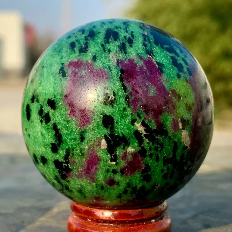 Prírodné rubíny v zoisite Gemstone Crystal guľôčky hojenie gule