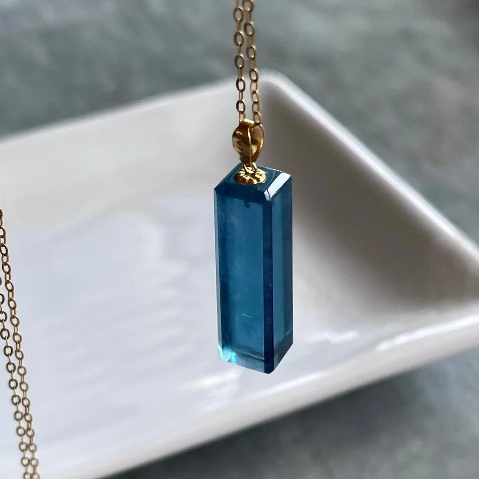 Prívesok s príveskom na prírodné modré aquamarine, vyrezávaný obdĺžnik 23,9*6,8 mm šperky 18k zlaté modré akvarínové oválne náhrdelník AAAAA