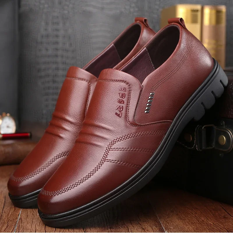 Pánske kožené topánky Nové čierne mäkké spodné spodné protišmyko a dychové topánky Pánske obchodné šaty Príležitostné zapatos luxusné svetlo ploché