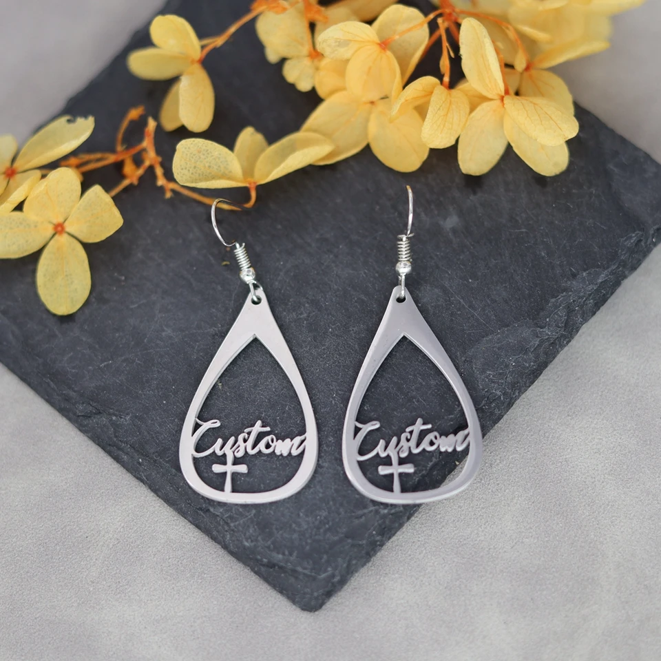 Qiamni Custom Cross Počiatočný názov Dangle náušnice z nehrdzavejúcej ocele Letter Drop Ear Personalizovaný módny šperk darček