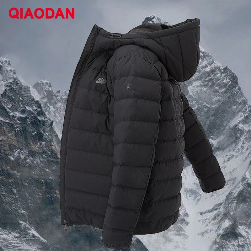 Qiaodan Sport Down Jacket Men Winter 2023 Nový zhustený teplý ľahký neformálny módny veterný odevný plášť XGM4393211