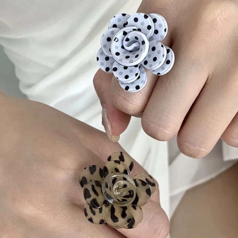 Retro elegantné biele kvety Polka bodky hnedé leopardové tlač kvety kvety camellia živici prsteň pre ženy vintage šperky 2025 nové