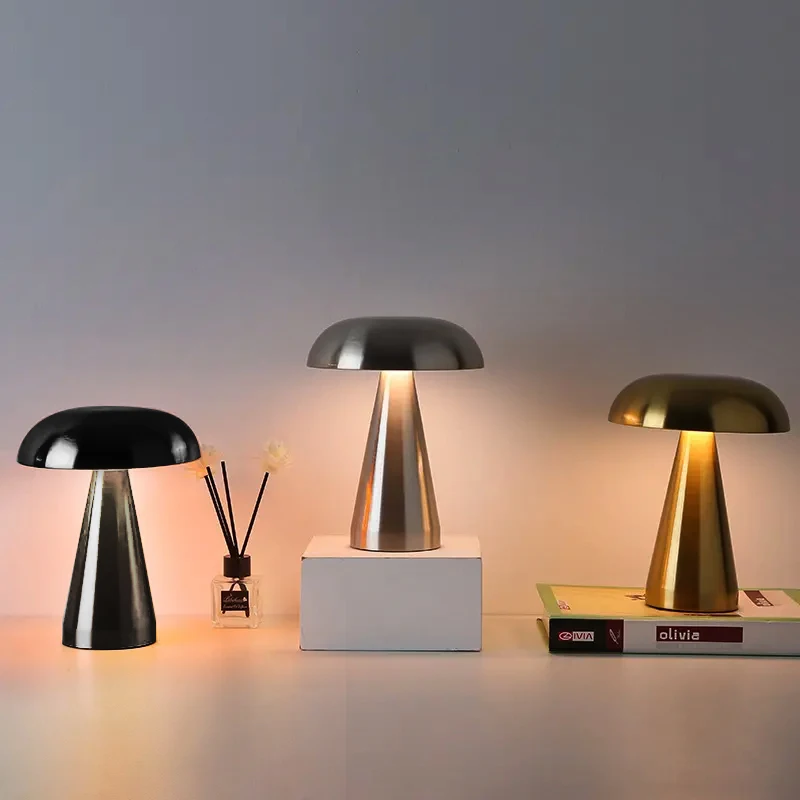 Retro LED Nabíjateľný dotykový kovový stolová lampa Tri farby nočné plnenie kreatívneho okolitého svetla outdoorová dekorácia Nočné svetlo