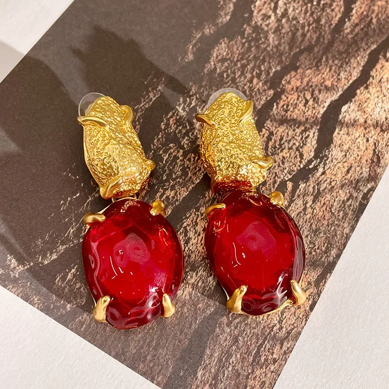 Retro stredoveké červené náušnice Nové moderné prehnané šperky High Sense Smrlo Design Ears Stčky Svetlo luxusný štýl uši