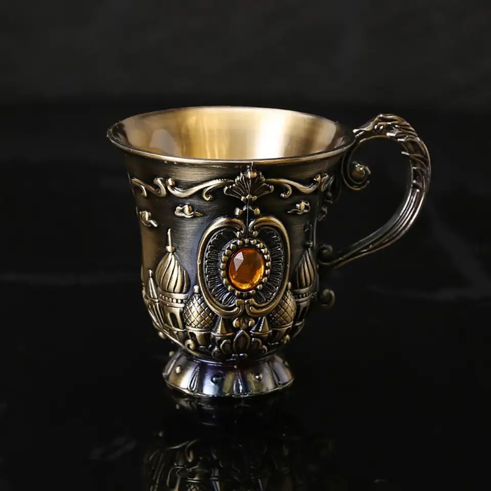 Retro štýl víno s výzdobou zliatina Krásny kamienok Decor Decor Decor Glass For Fotograf