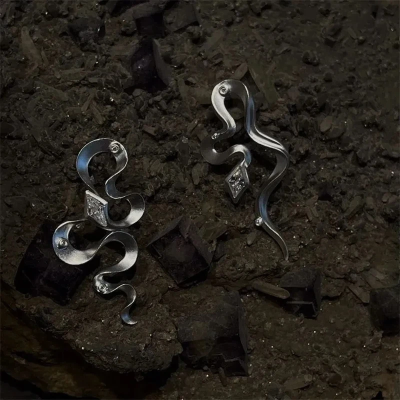 Ribbon Dance Spirit Snake Nepravidelný vykladaný zirkónový had v tvare náušnice Unikátny dizajn retro high -end náušnice šperky šperky