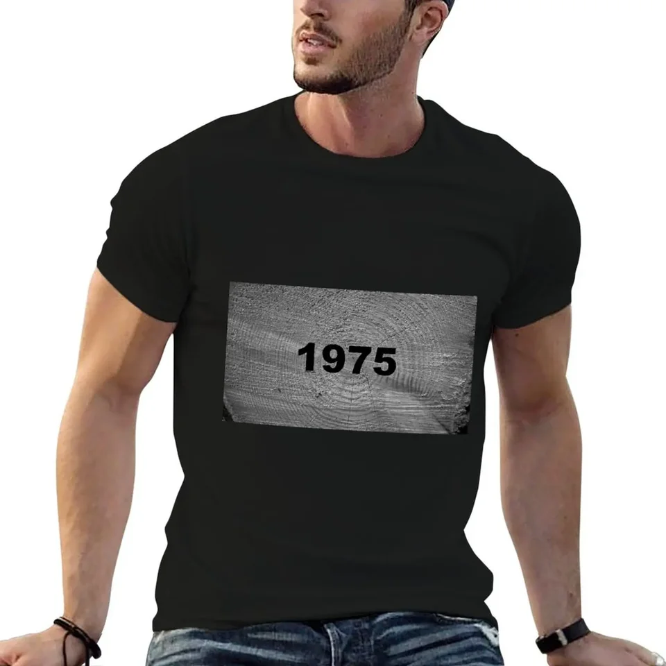 Rok 1975. Tričko Tričko na mieru košeľu nadmerne preližujú muži tričko