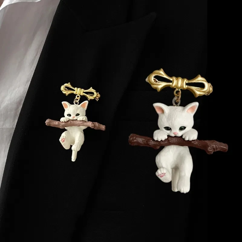 Roztomilý 3D biela mačka brošňa držanie vetvy mačka mačka ihla večera oblek Kancel Cool Pins Party oblečenie šperky doplnky
