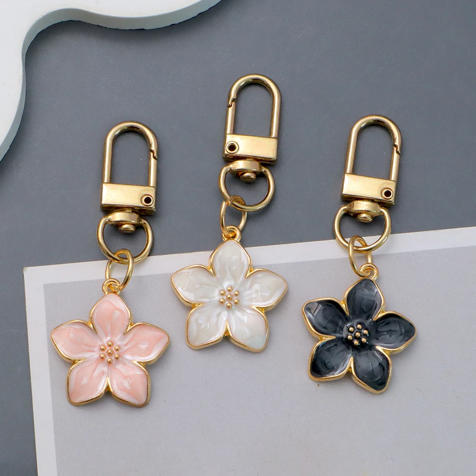 Roztomilý smaltovaný biely hruškový kvet kúzla Klávesové kvety kvetiny prívesok keyring