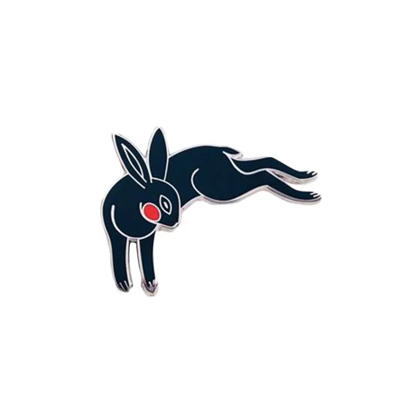 Roztomilý zajačik brošň inšpirovaný čiernym králikom Inle od Richarda Adama's Watership Down
