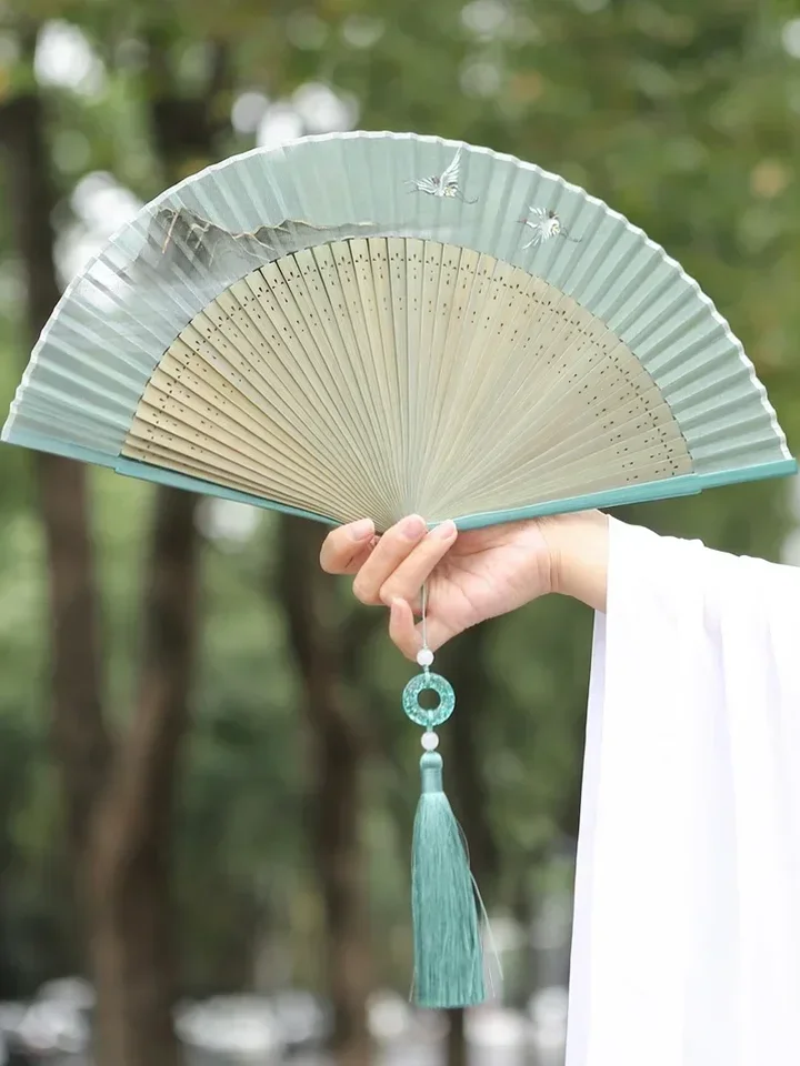 Ručne maľovaný hodvábny ventilátor Čínsky štýl Staroveký žeriav Nový čínsky jeseň zelený 7 palcov Hanfu fanúšik starožitný darček