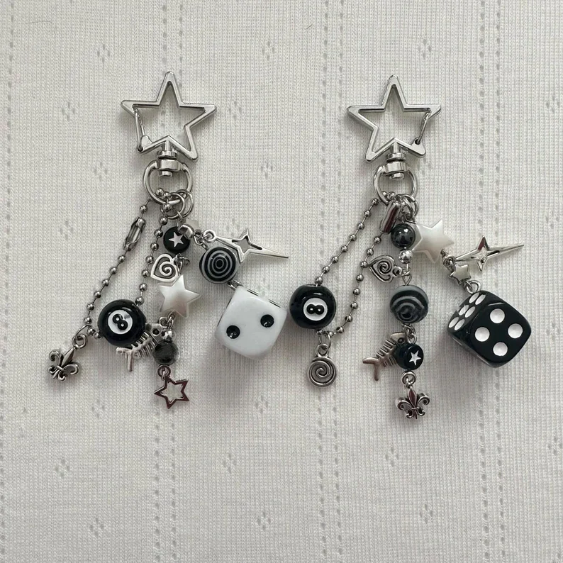 Ručne vyrábané zaplnené rockstar gf Edgy Black -Black & White Dice Keychains Grunge, Deftones, korálkové šperky, prívesok v taške, emo, y2k,