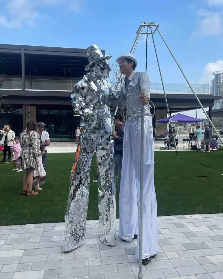 Ručne šité akrylové strieborné chodidlá Walker Mirror Man show zlatý oblek pódium Maska Maska Kostý