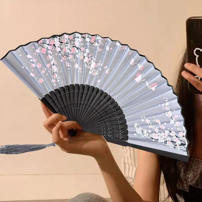 Ručné svadobné darčeky pre hostí handfan bambus domáca dekorácia drevená rukoväť látka lacné skladacie fecher remeslá Čínsky tovar