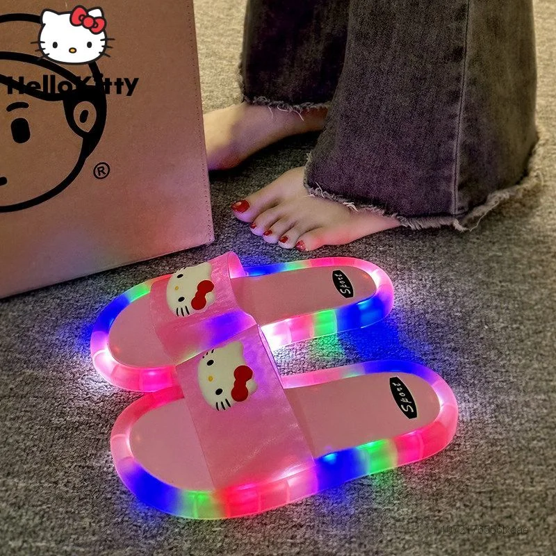 Sanrio Glowing Plippers Ženy Hello Kitty letné vonkajšie kryté topánky Luxusné protišmyie mäkké spodné klinčeky Festival darčeky