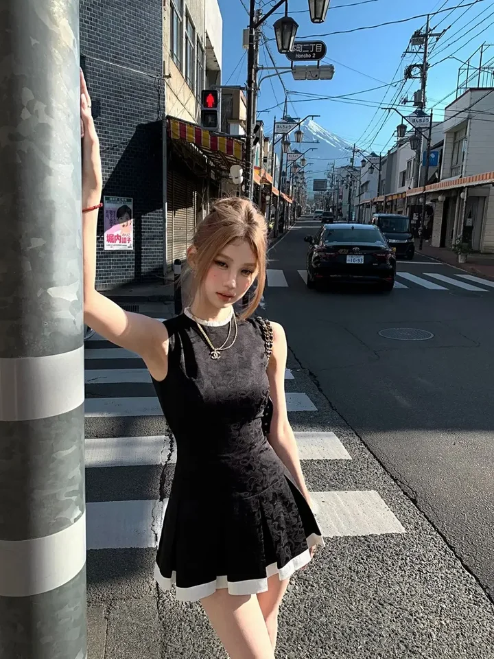 Sexy horúce dievčatá Summer nové ženy Šaty francúzske elegantné o krk bez rukávov s vysokým pásom Slim A Line Čierne mini šaty ženské vestido