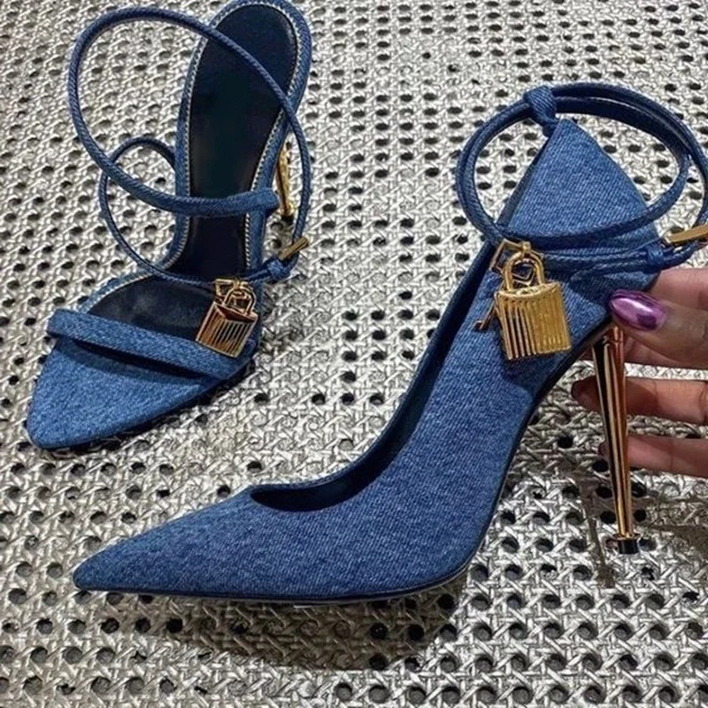 Sexy žena členkový remienok visiaci zámok steletto modrá džínsová pumps kovové zlato vysoké podpätky dámske špicaté nohy tenké podpätky Jean sklz na topánky