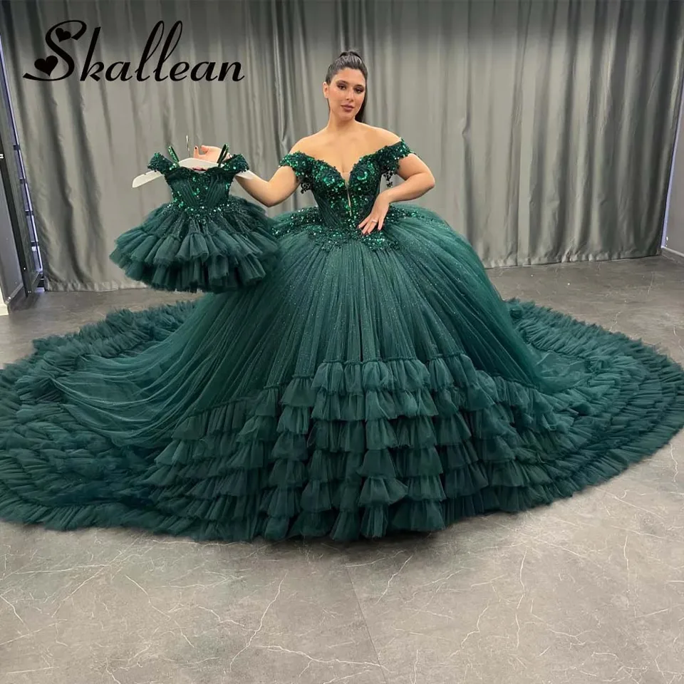 Skallean dapper quinceanera šaty pre dievča odstupňované aplikácie z ramena V-krk Vestidos de 15 quinceanera prispôsobené