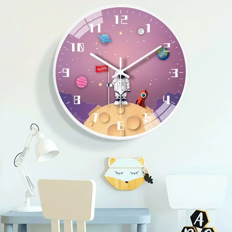 Sky Star Wall Clock Tiché detské vesmírne animácie Karikatúra spálňa perforácie bez kremeňa Watch Round Round Household Wall zavesenie