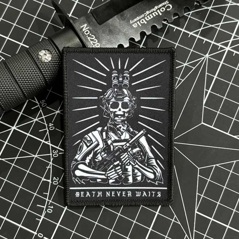 Smrť nikdy čaká na reaper taktickú patch lebku vojak morálky odznak a slučkovú tlač punkových záplat vojenské batohové nálepka
