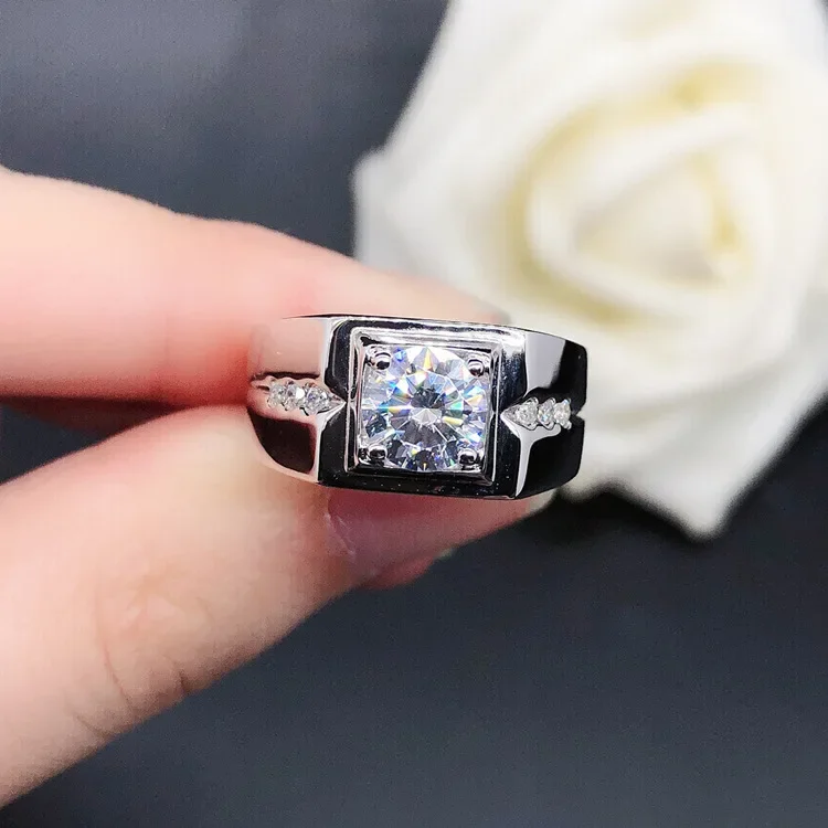 Solid Platinum PT950 Pánske štyri pazúry Diamond Diamond Ring Pánsky 1 karát Moissanový diamantový prsteň 18k bieleho zlata Men