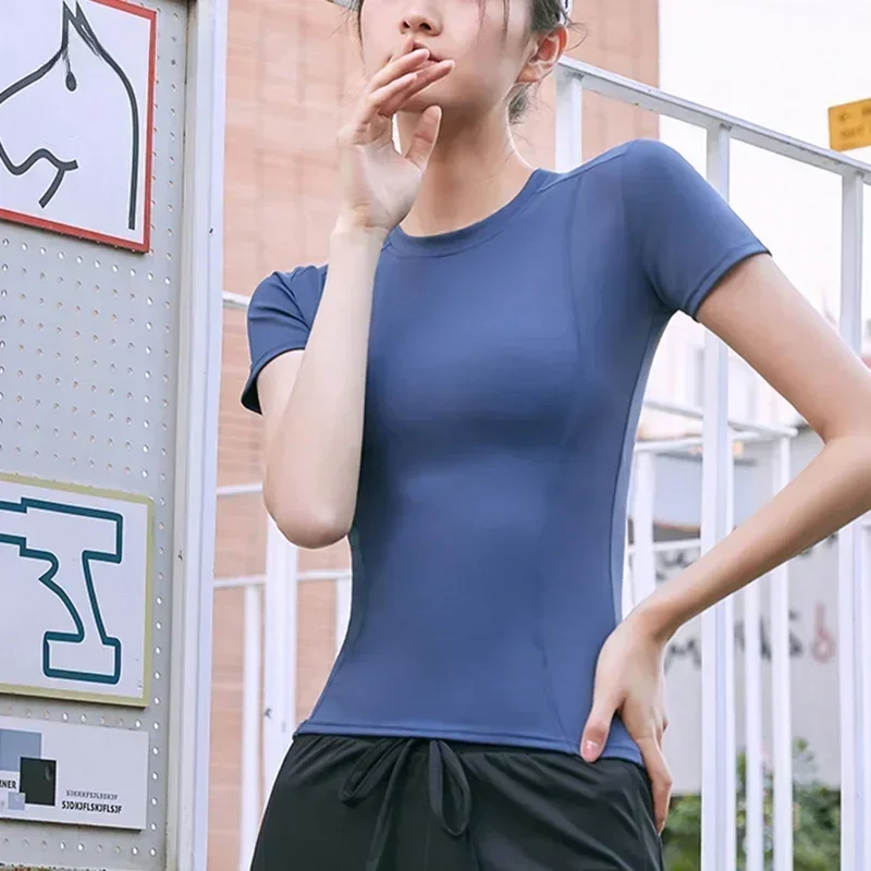 Solid Women Yoga Tops Sladkless Slim Fit Sports Running Tirls s krátkym rukávom Fitness plodina top rýchle suché jogu košeľa aktívne opotrebenie