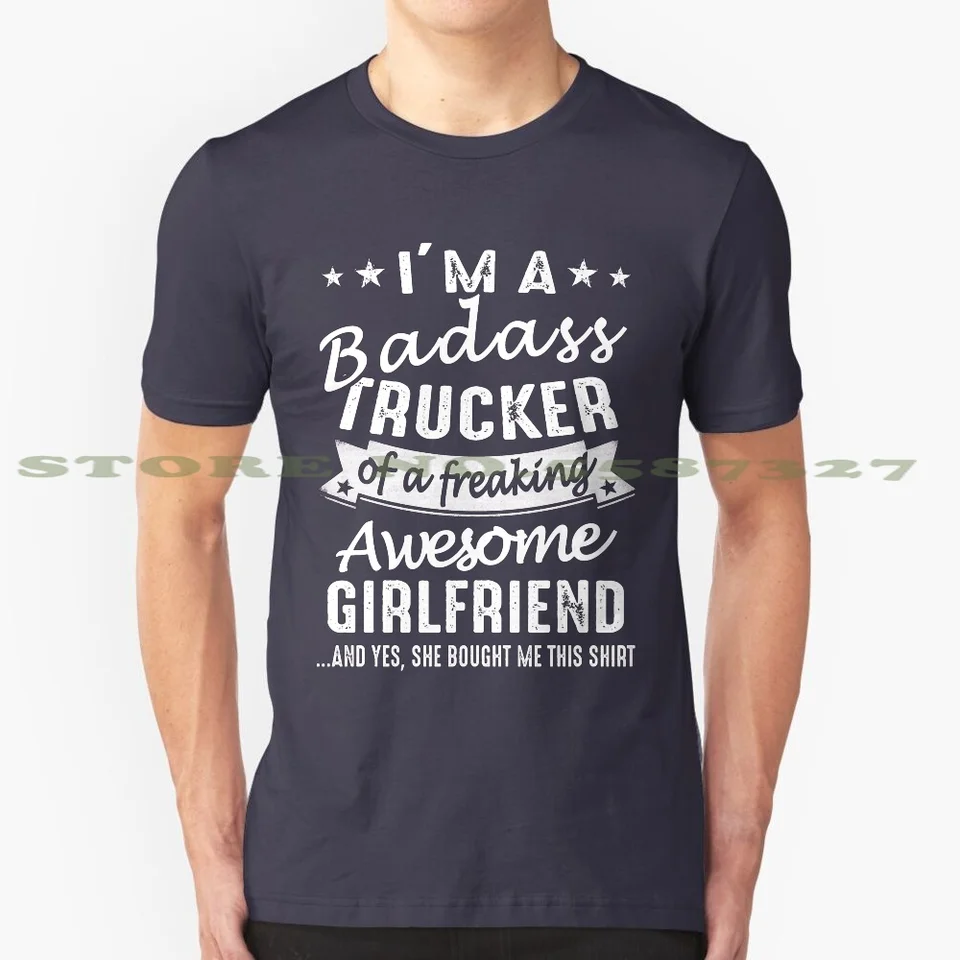 Som badass trucker sudskej úžasnej priateľky 100% čisto bavlnené tričko im badass trucker of Freaking Awesome Girlfriend