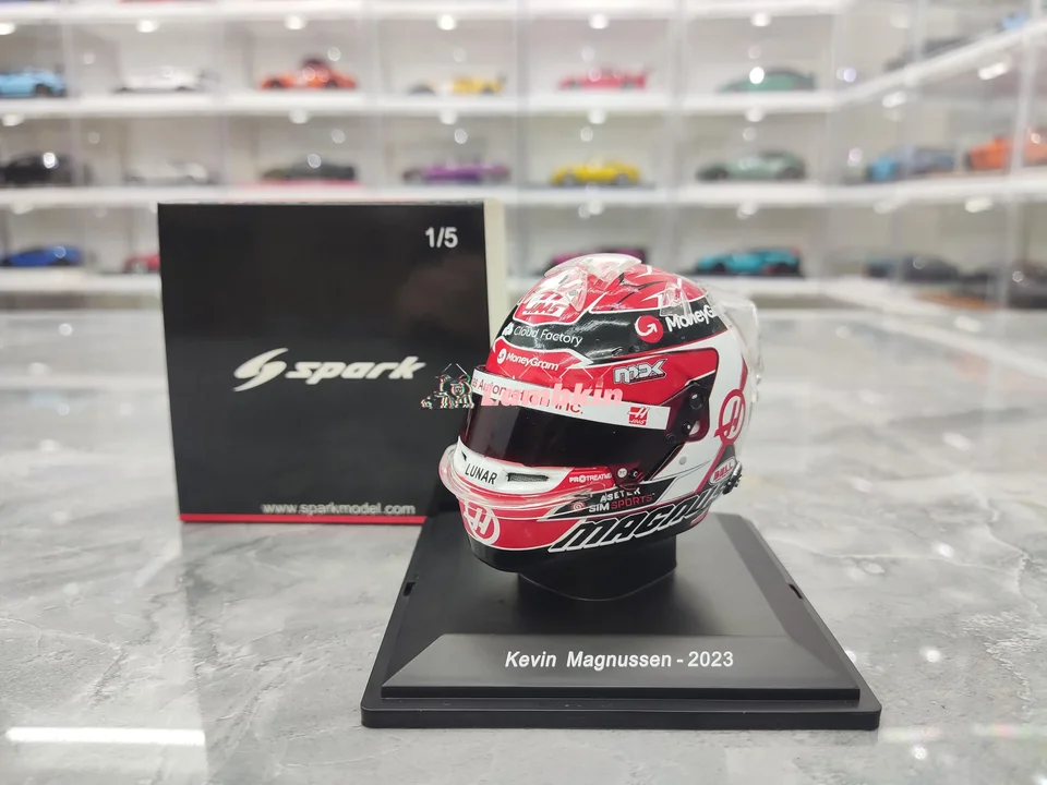 Spark Helmet Model 1: 5 pre 2023 Moneygram Haas F1 Tím Magnussen Ornament Collection