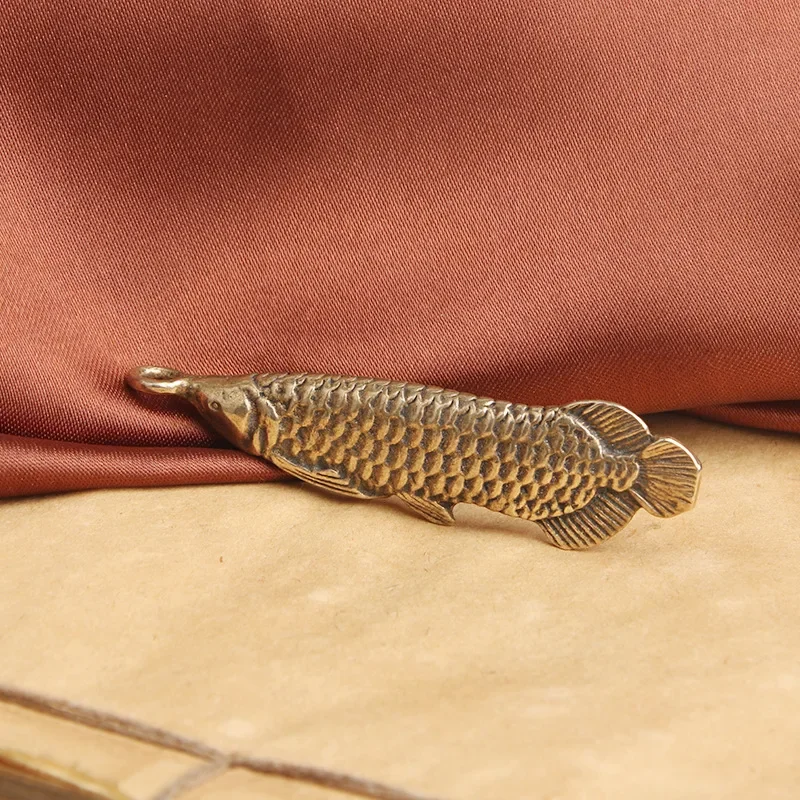 Starožitná mosadzná arowana figurína dekorácie dekorácie dekorácie Čaj pet hračky zvieracie ryby Kľúčové reťaze prívesok DIY doplnky darček