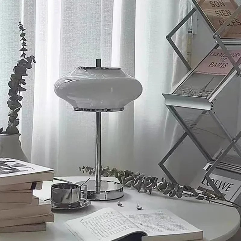 Stolová lampa stredovekej Bauhaus v štýle skla Spálňa skla Ufo, obývacia izba, štúdium, jednoduchá a kreatívna nočná lampa