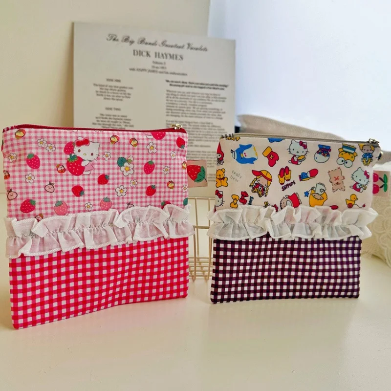 Strawberry Plaid Hellokittys Cotton Patchwork Lipstick Bag s taškou Sanrios Anime Kawaii Sladké dievčatá slúchadlá Zmenenie vrecka
