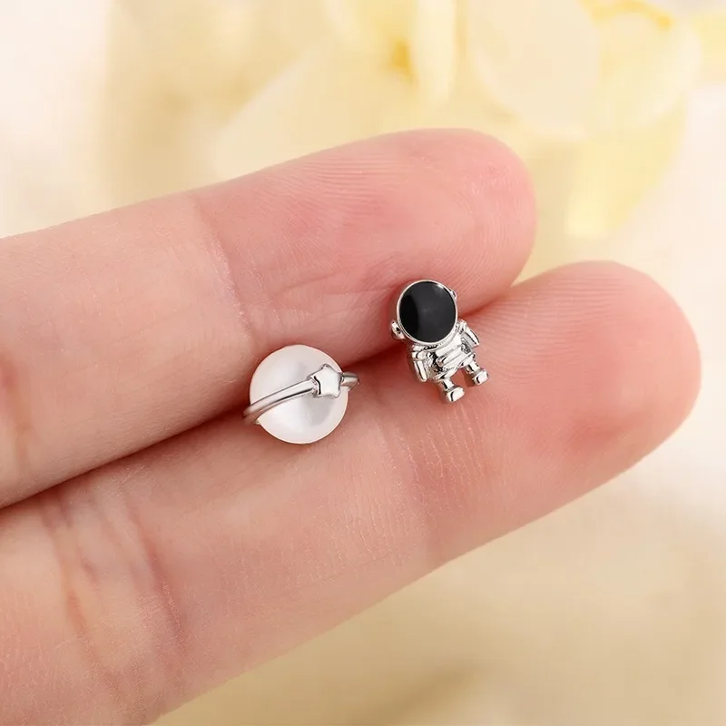Strieborná doska asymetrický roztomilý priestor astronaut planéta Opal Stud náušnice pre ženy strieborná farba Krásne jednoduché uši piercing šperky