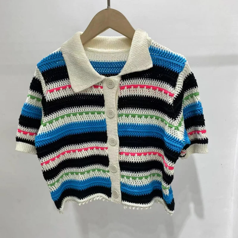 Stripes vylučuje krátky sveter Ženy otáčanie obojku s jednou prsia