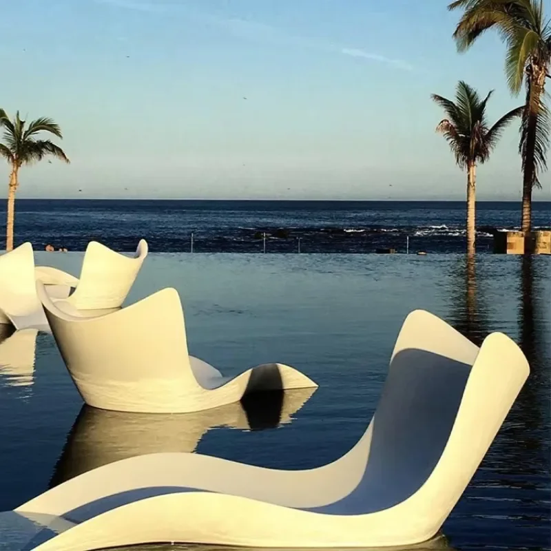 Surf Garden Resort Hotel v bazéne plastové ležadlá ležadlá pre stoličky na bazén