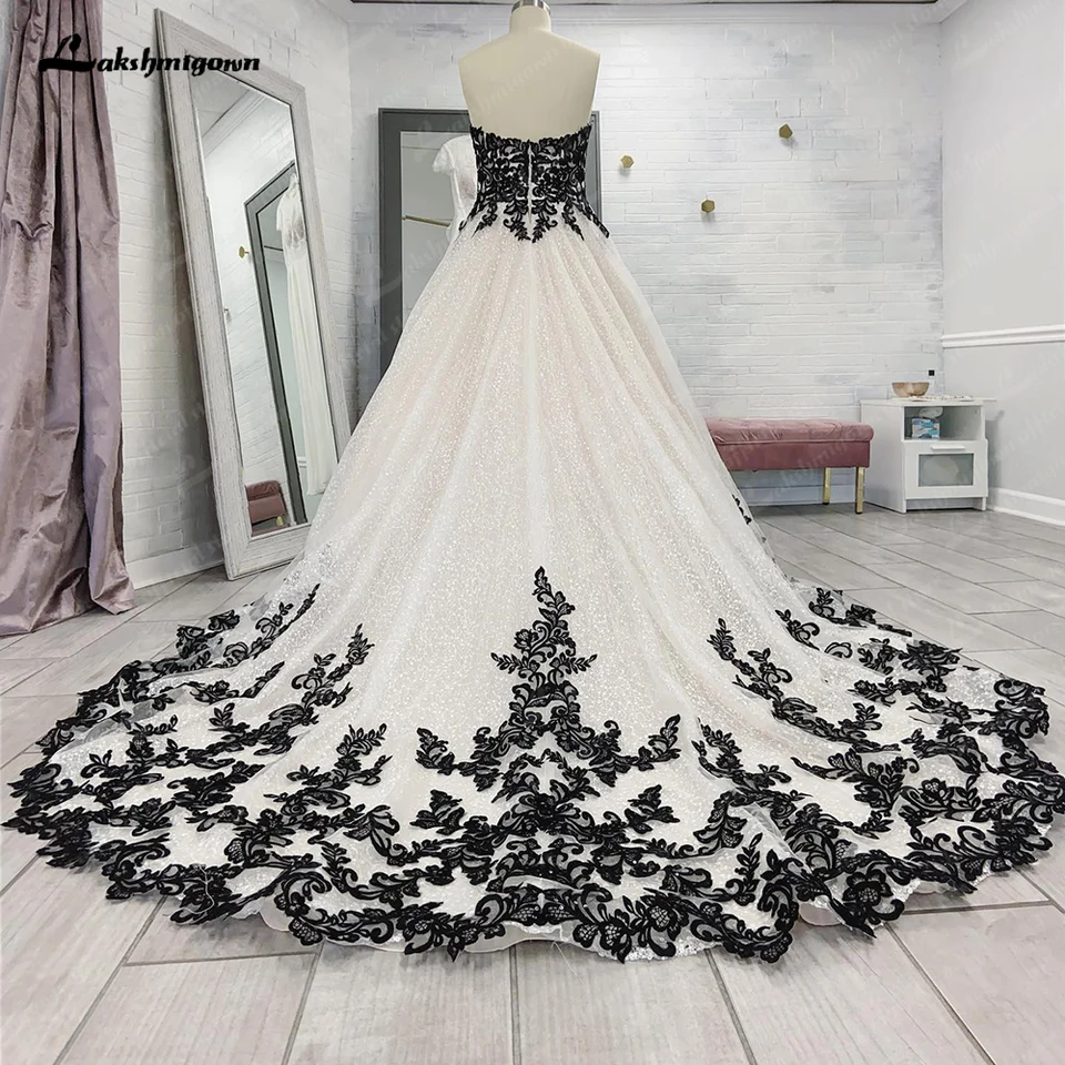 Svadobné šaty pre elegantné rukávy bez rukávov pre ženy plus veľkosť čiernej a bielej A-line Tulle Svadobné šaty prispôsobené