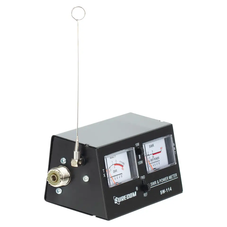 SWR meter s profesionálnou anténou v teréne a odráža výkonnosť na testovanie energie SWR