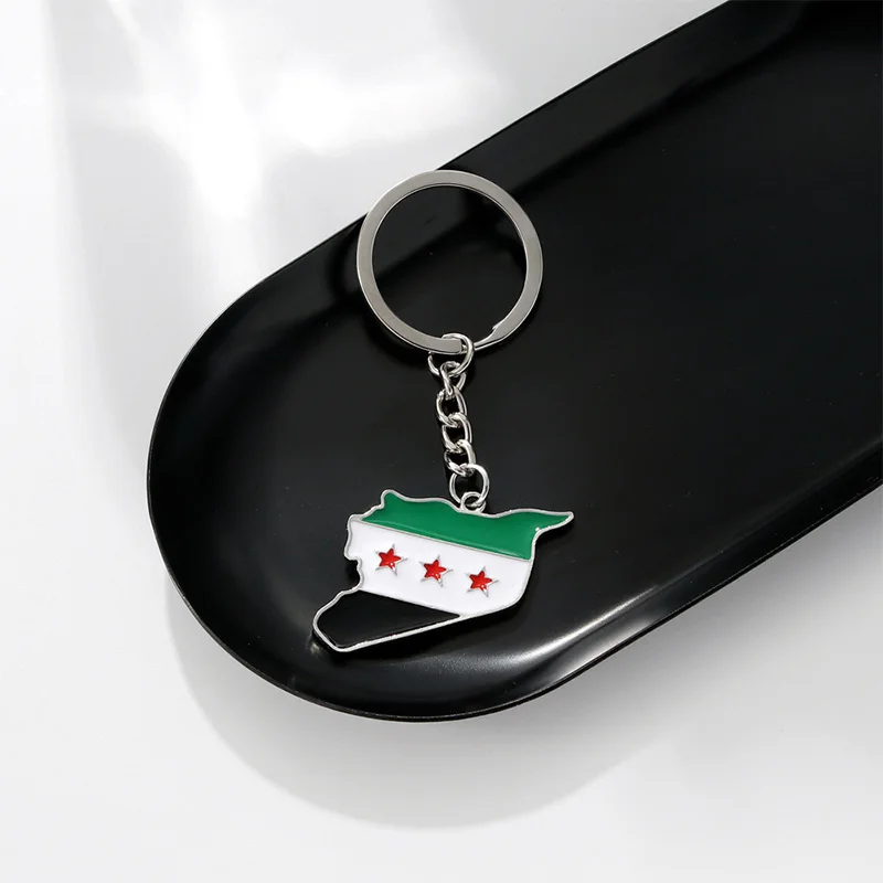 Sýrska mapa prívesok Free People's Revolution Flag Keychain prívesok Zlato strieborná farebná kovová kovová vlajka Tri hviezda Hanging Ozdob