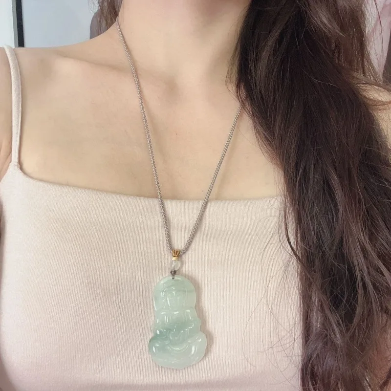 Tian Shan Cui Guan Yin Pendant so zlatým hodvábom a príveskom Jade Buddha