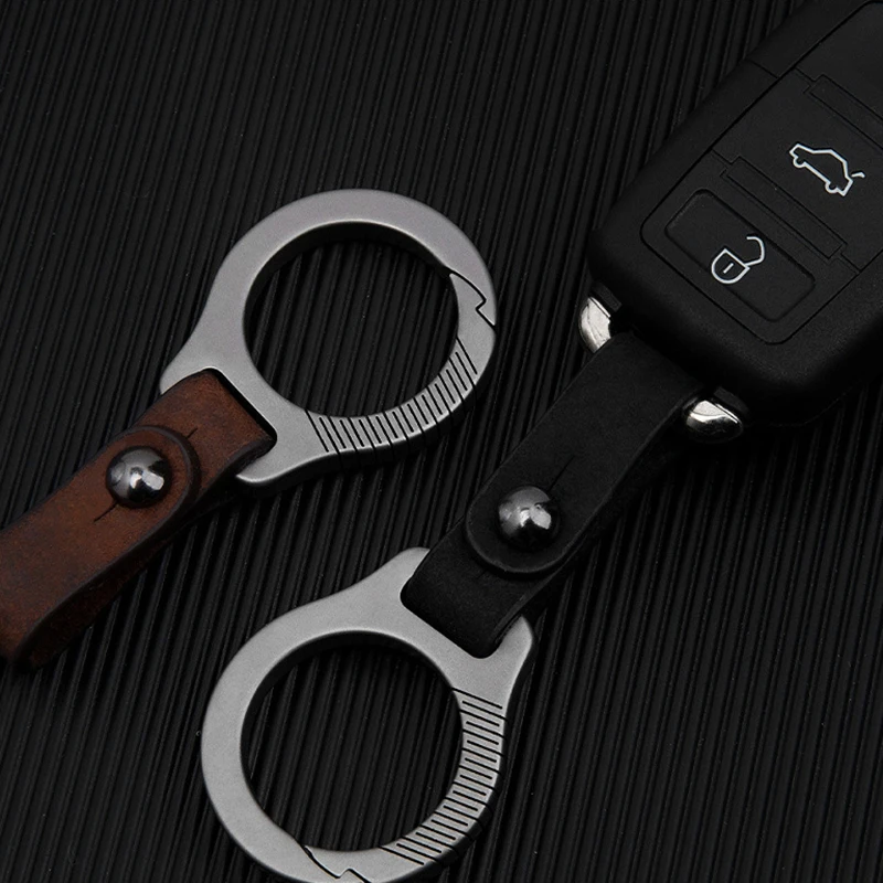 Titánska zliatina Cowhide Leather Keychain pás pás Buunka Carabiner Car Key Držiteľ špičkových darčekov pre mužov
