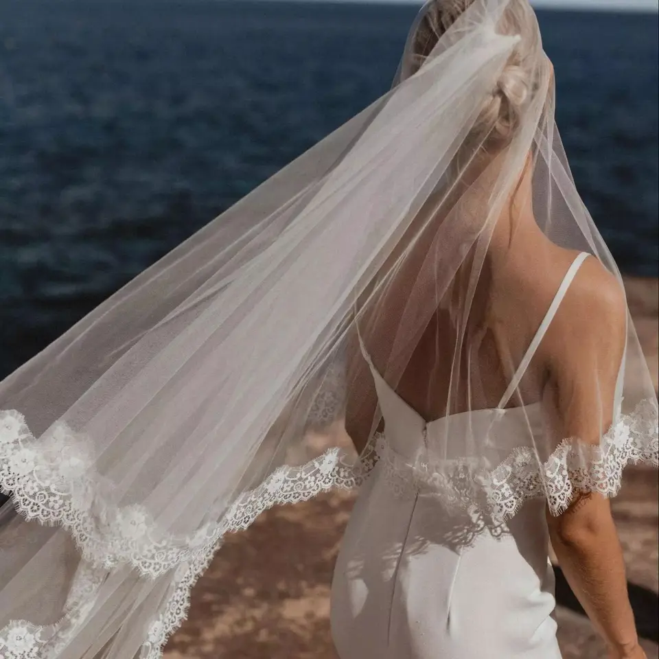 Topqueen V154 Svadobný závoj mäkký čipkovaný okraj Plain Svadobné závoje One Laye Elegantné Rochii Romantické ruky