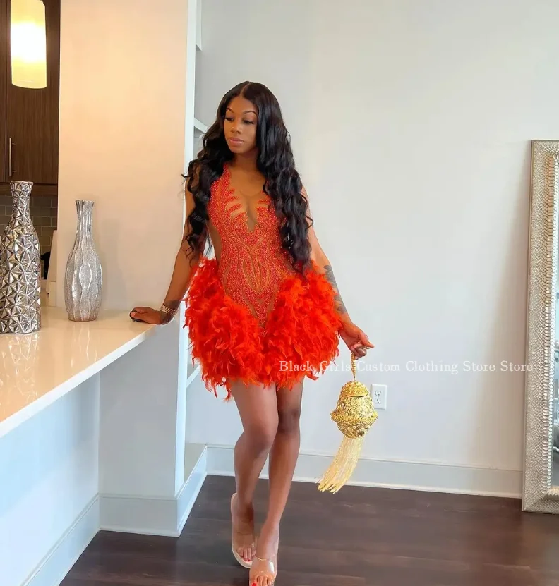 Trblietavé krátke guľôčkové šaty Homecoming šaty červené korálkové perie Aplikácia čierne dievčatá celebrity šaty Vestidos de gala