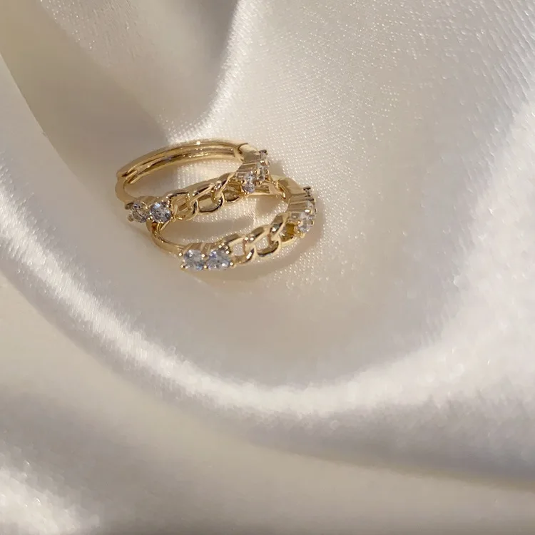 Trendy reťazec Huggie Hoop náušnice pre ženy CZ Simple Ear Buckle Chain Hoop Crystal Zirkón Špamary doplnky