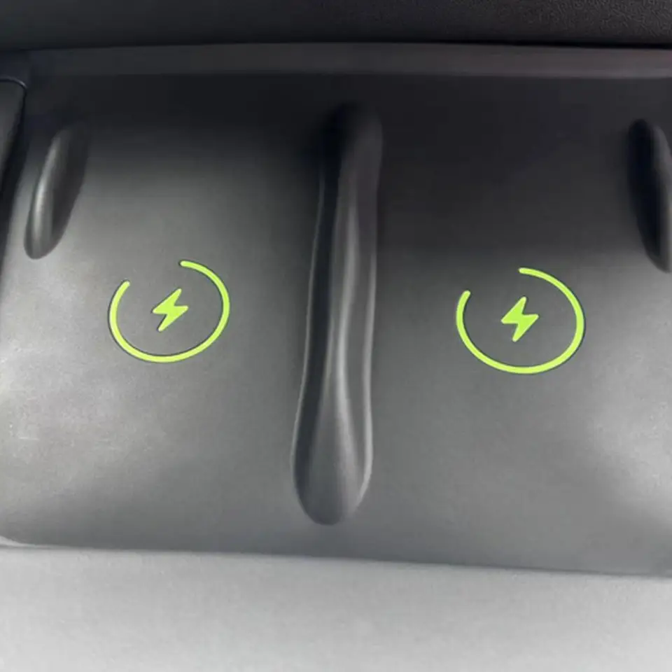 Trvateľná silikónová bezdrôtová nabíjačka pre Tesla Model 3 Glow-the-the-the-Dark Silikónová bezdrôtová nabíjacia podložka pre model Tesla pre Tesla